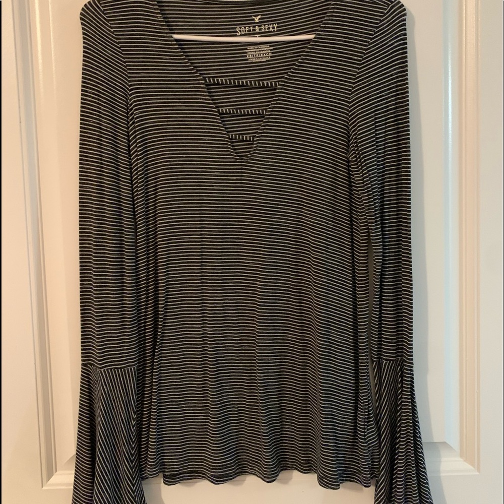 Cute flowy American Eagle top